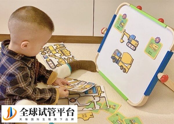 给宝宝讲故事时可采用复述的方法